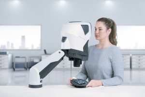IMAGE A Mantis PCB on tilting accessory Woman Grey shirt BLURRY BG