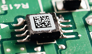 Automate traceability by feeding labels to your pick & place machine